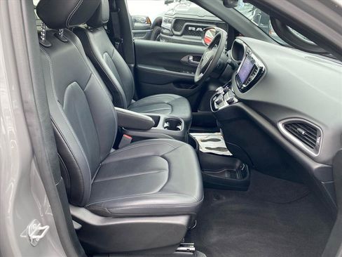 Used 2025 Chrysler Pacifica Select FWD image 25