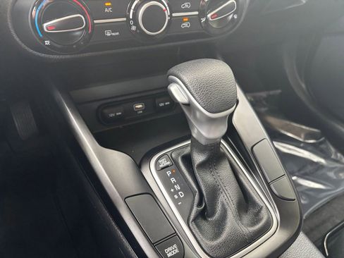 Used 2025 Kia Soul LX w/ LX Technology Package FWD image 40