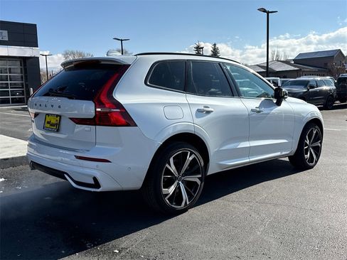Used 2022 Volvo XC60 T8 R-Design image 2