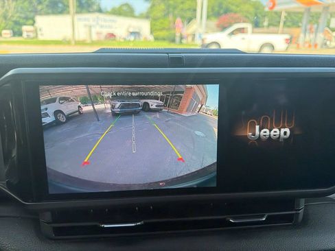 Used 2025 Jeep Wrangler Sport AWD/4WD image 15