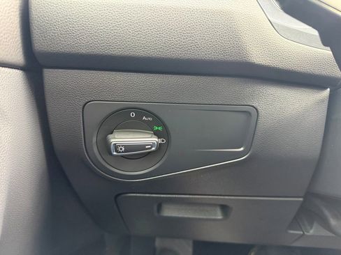 Used 2024 Volkswagen Tiguan SE image 32