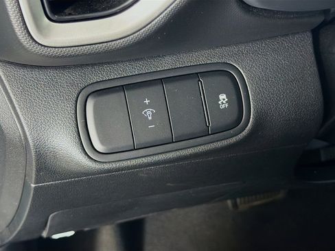 Used 2025 Hyundai Venue SEL FWD image 17