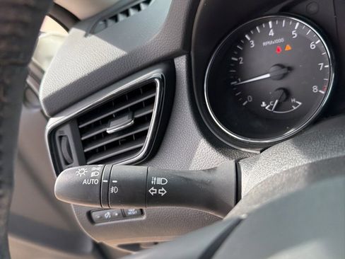 Used 2018 Nissan Rogue SV image 25