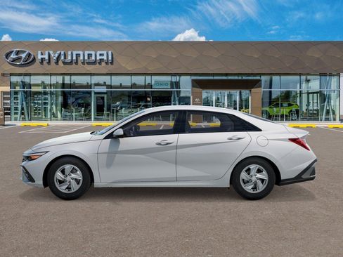 New 2026 Hyundai Elantra SE FWD image 3