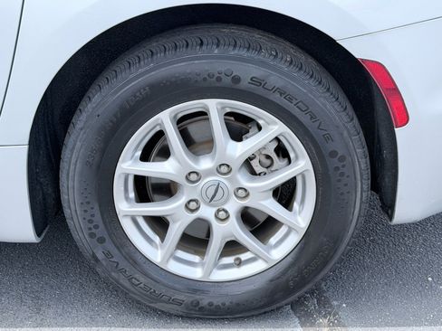 Used 2024 Chrysler Pacifica Touring-L FWD image 30