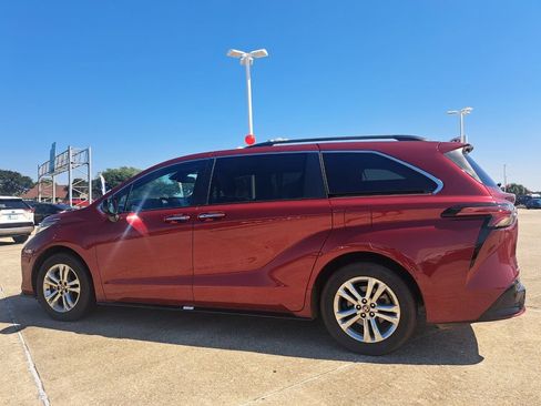 Used 2022 Toyota Sienna XSE AWD/4WD image 8