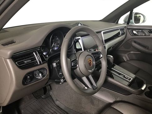 Certified 2026 Porsche Macan AWD/4WD image 4