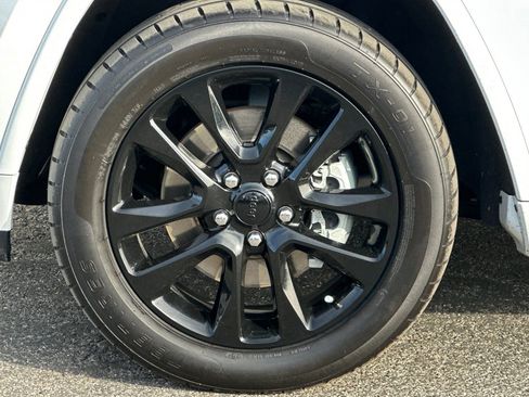 Used 2022 Jeep Grand Cherokee Laredo X image 36