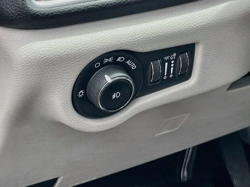 Used 2017 Chrysler Pacifica Limited FWD image 10