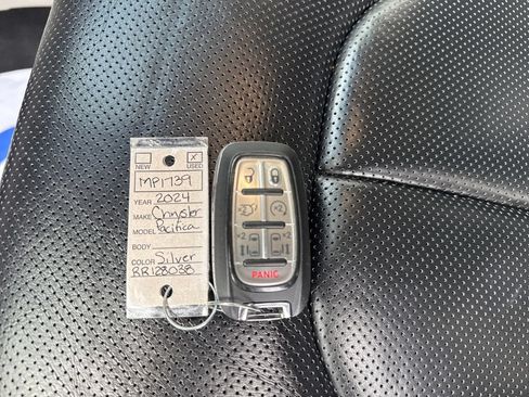 Used 2024 Chrysler Pacifica Limited FWD image 29