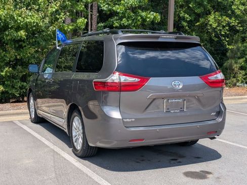 Used 2017 Toyota Sienna XLE Premium FWD image 5