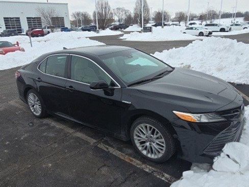Used 2020 Toyota Camry XLE image 2