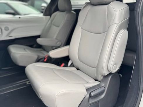 Used 2025 Toyota Sienna XLE image 26