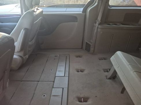 Used 2016 Chrysler Town & Country Touring FWD image 19