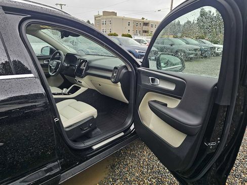 Used 2025 Volvo XC40 B5 Plus w/ Protection Package Premier image 9