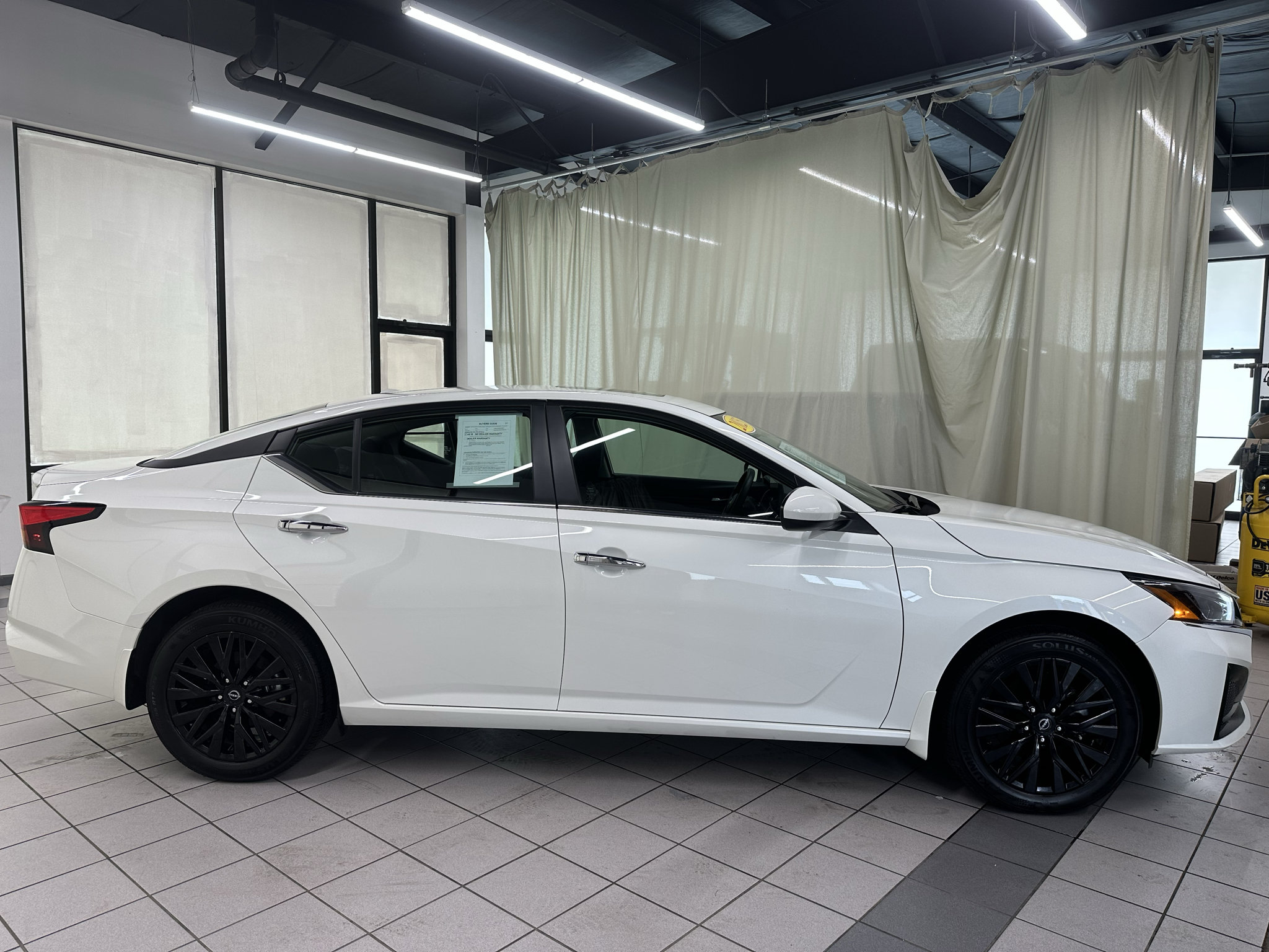 Used 2025 Nissan Altima 2.5 SV w/ SV Special Edition Package AWD/4WD image 3