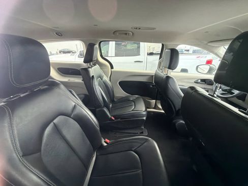 Used 2023 Chrysler Pacifica Touring-L image 6