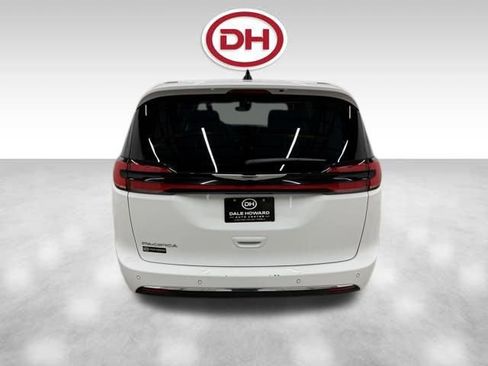 Used 2024 Chrysler Pacifica Touring-L image 12