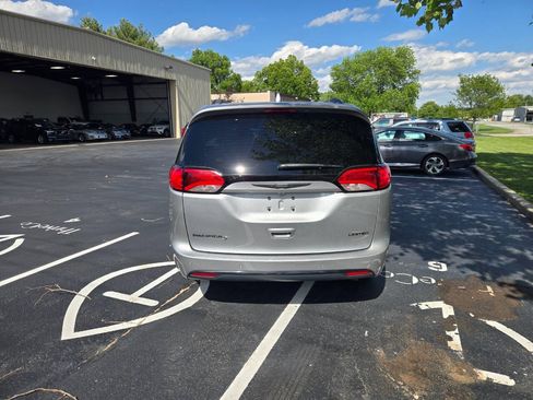 Used 2020 Chrysler Pacifica Limited w/ Advanced Safetytec Group FWD image 6