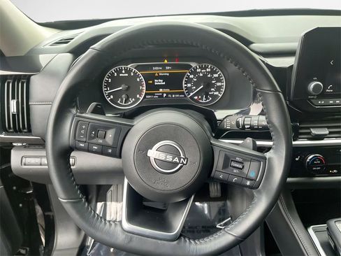 Used 2024 Nissan Pathfinder SV image 11