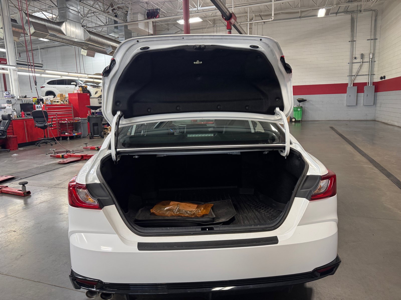 Certified 2026 Toyota Camry Hybrid w/ Convenience Package FWD image 32