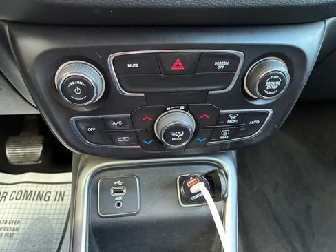 Used 2018 Jeep Compass Latitude w/ Popular Equipment Group FWD image 23