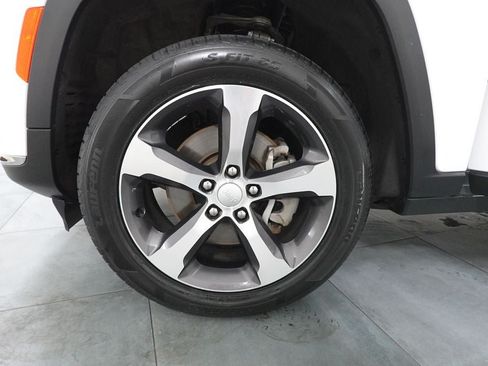 Used 2023 Jeep Grand Cherokee L Limited AWD/4WD image 36