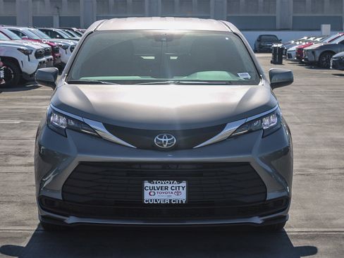 New 2026 Toyota Sienna LE image 2