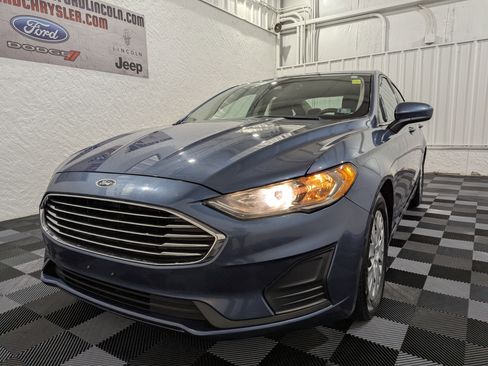 Used 2019 Ford Fusion S image 2