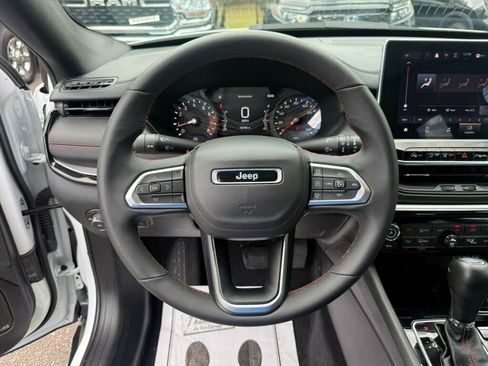 Used 2025 Jeep Compass Trailhawk image 5