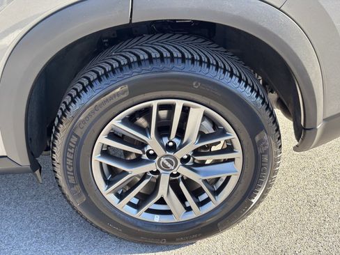 Used 2023 Nissan Rogue S image 10