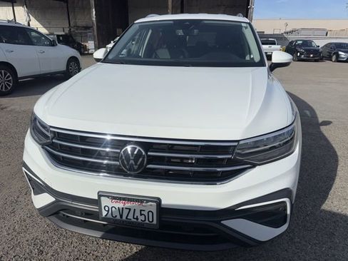 Used 2022 Volkswagen Tiguan SE image 2