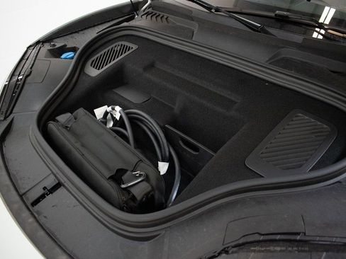 Certified 2025 Porsche Macan 4 Electric image 18