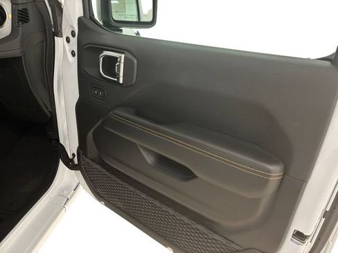 Used 2025 Jeep Wrangler Unlimited Sahara w/ Safety Group AWD/4WD image 15