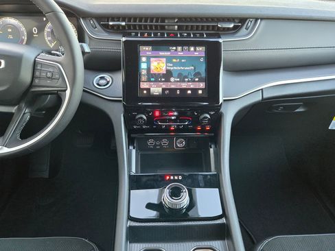 New 2025 Jeep Grand Cherokee Altitude image 12