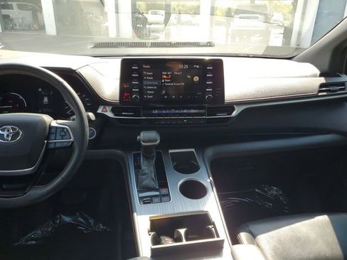 Used 2022 Toyota Sienna XSE image 12