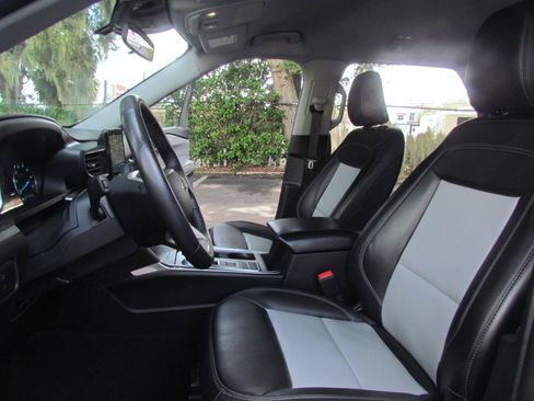 Used 2022 Ford Explorer XLT w/ Equipment Group 202A RWD image 19