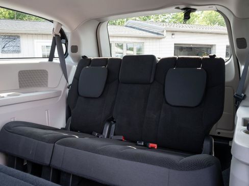 Used 2018 Dodge Grand Caravan SE w/ UConnect Hands-Free Group FWD image 18