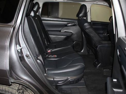 Used 2021 Toyota Highlander XLE AWD/4WD image 30