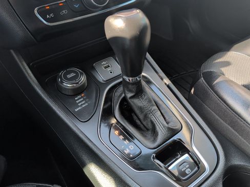 Used 2022 Jeep Cherokee Limited AWD/4WD image 20