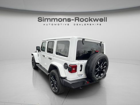 Used 2025 Jeep Wrangler Sahara image 5