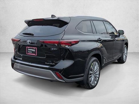 New 2026 Toyota Highlander Platinum image 2