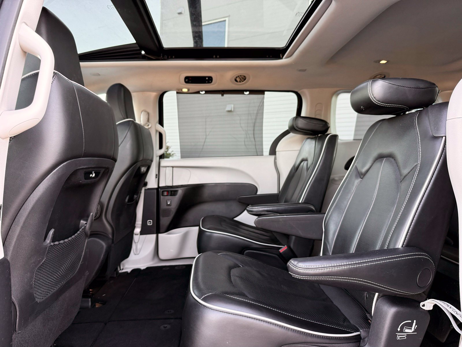 Used 2022 Chrysler Pacifica Limited FWD image 20