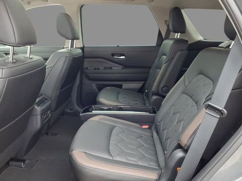 New 2026 Nissan Pathfinder Platinum image 5