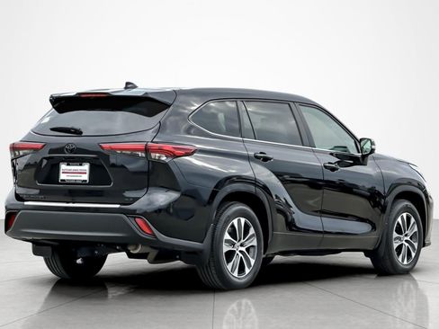 Used 2023 Toyota Highlander XLE image 5