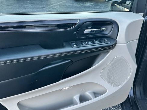 Used 2019 Dodge Grand Caravan SXT image 11