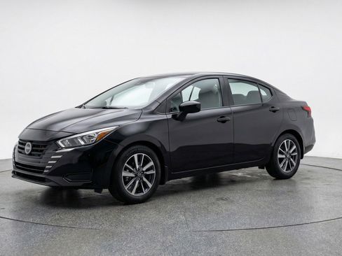 Used 2025 Nissan Versa SV image 3