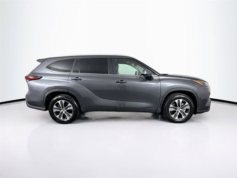 Certified 2025 Toyota Highlander XLE image 11