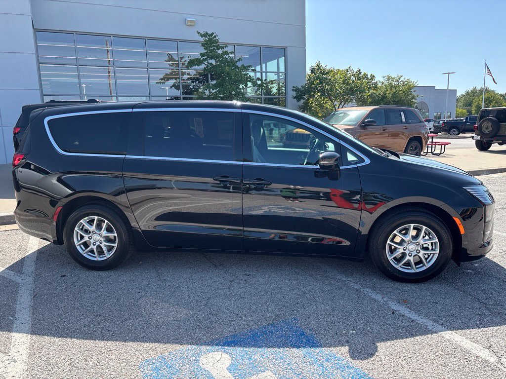 New 2027 Chrysler Pacifica Select FWD image 13