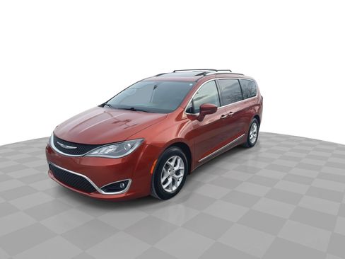 Used 2018 Chrysler Pacifica Touring-L Plus image 4
